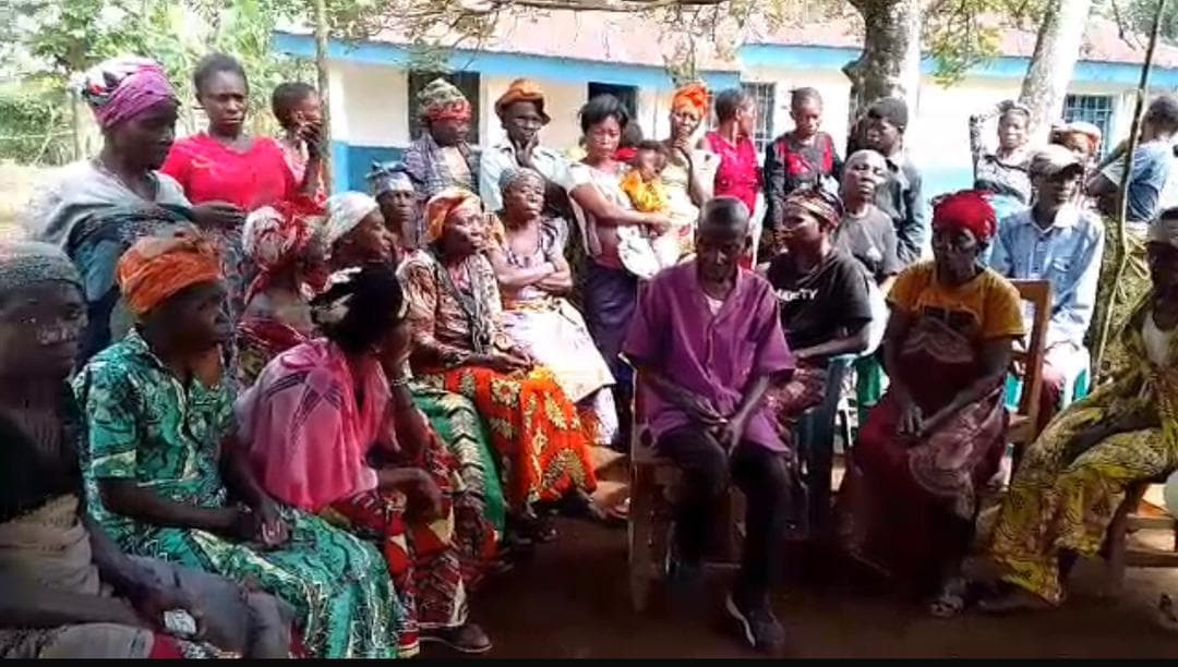 Seance de discussion de groupe á Batumba, chefferie de Basile